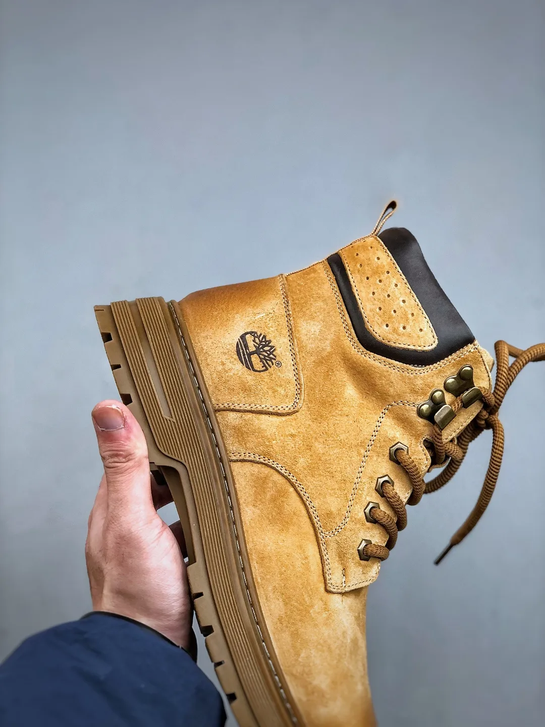 Local 💰560 support store opening new goods 🚀 #Timberland Timberland/Timberland New autumn and winter products Must-have outdoor casual rhubarb boots series for autumn and winter #Guangdong Dachang quality Original box original packaging Fashion and trend matching The fabric is made of Italian 🇮🇹 top matte fine-grained cowhide Light outsole with anti-odor and anti-corrosion genuine leather latex insoles From the outsole to the hardware, all are made from OEM raw materials Same as the original Goodyear's never-opening glue process. Good products don't kill pigs. The quality of the first order is strictly controlled. Exclusively released on the entire network. The quality is beyond doubt. The full set of official website unified packaging gives you a perfect wearing experience. The quality is exquisite and durable. A must-have for sportsmen. Specializes in not looking handsome. High-quality feet feel first-class. This winter, it is specially used for outdoor cold protection. Daily casual matching. Size: 38-44 (leather shoe size)